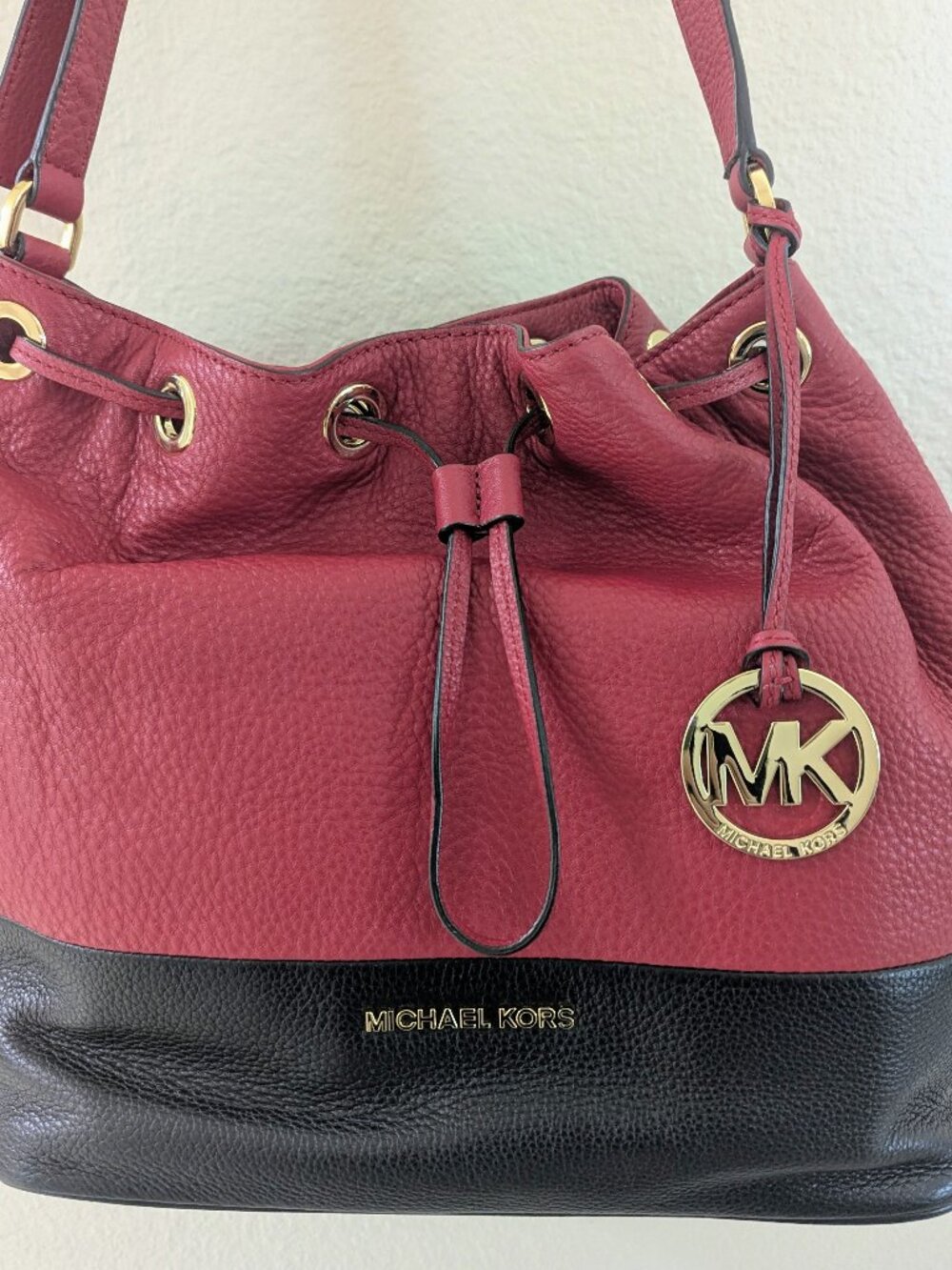 Michael Kors Jules Large Colorblock Leather Drawstring Bucket Bag – Red/Black - Picture 2 of 10